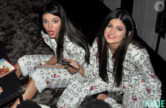 Kendall et Kylie Jenner fêtent Noël il y a quelques années. Photo publiée le 24 décembre 2015.