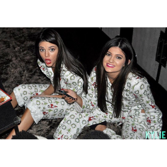 Kendall et Kylie Jenner fêtent Noël il y a quelques années. Photo publiée le 24 décembre 2015.