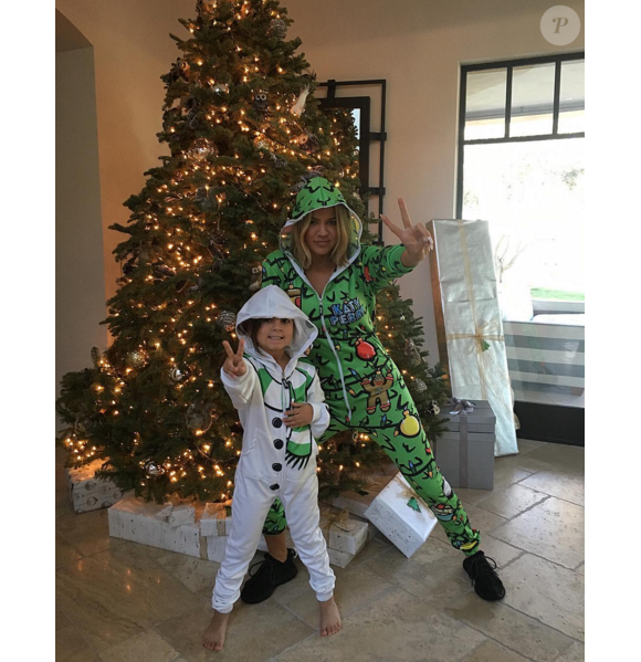 Khloé Kardashian et son neveu Mason fêtent Noël en famille à Los Angeles, le 25 décembre 2015.