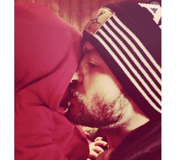 Justin Timberlake embrasse son fils Silas, fruit de son amour avec Jessica Biel. Photo postée sur le compte Instagram du chanteur, le 25 décembre 2015.