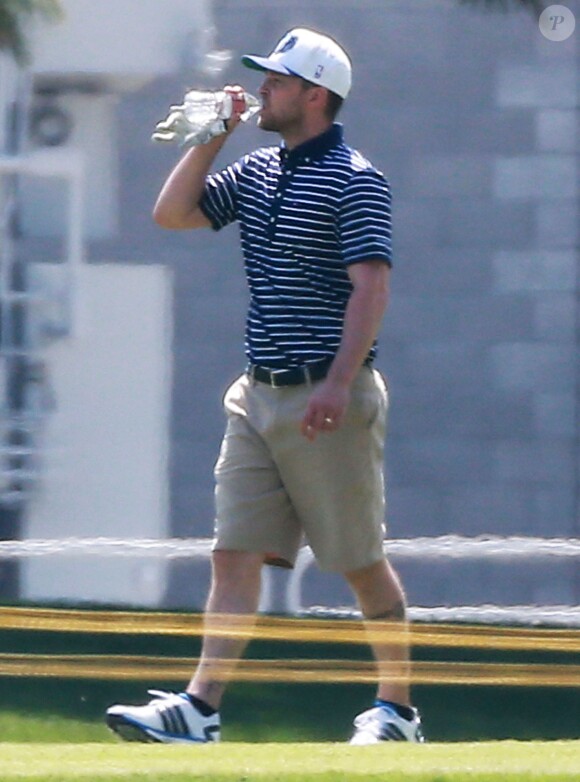 Justin Timberlake joue au golf avec des amis à Toluca Lake, le 20 mars 2015.