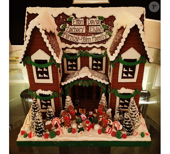 Neil Patrick Harris et David Burtka ont offert une magnifique maison en pain d'épice à Elton John pour Noël / photo postée sur Instagram, le 23 décembre 2015.