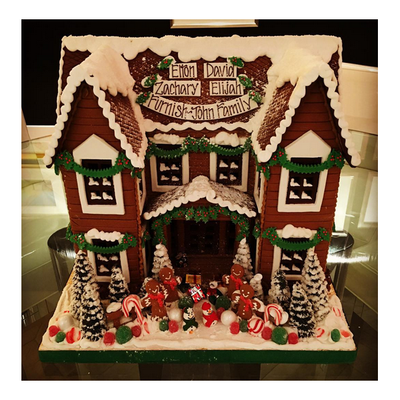 Neil Patrick Harris et David Burtka ont offert une magnifique maison en pain d'épice à Elton John pour Noël / photo postée sur Instagram, le 23 décembre 2015.