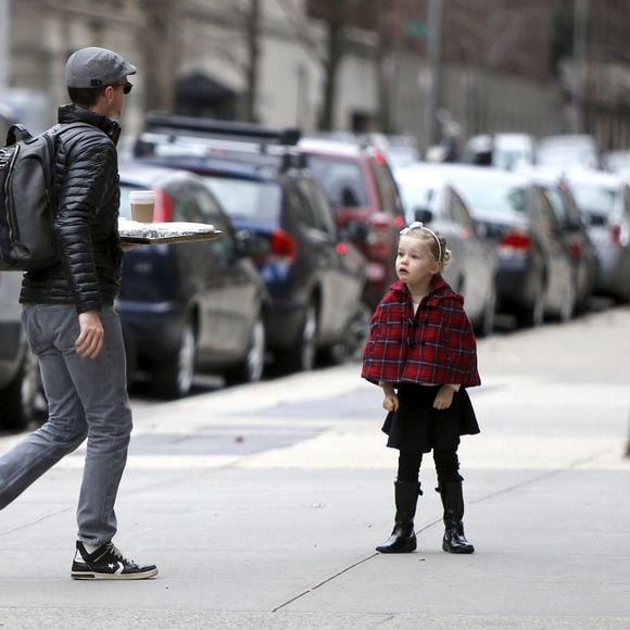 Exclusif - Neil Patrick Harris, son mari David Burtka et leurs enfants Gideon et Harper dans la rue à New York le 18 décembre 2015.