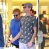 Exclusif - Elton John fait du shopping chez Prada avec Neil Patrick Harris et son mari David Burtka à Hawaii, le 8 janvier 2015.
