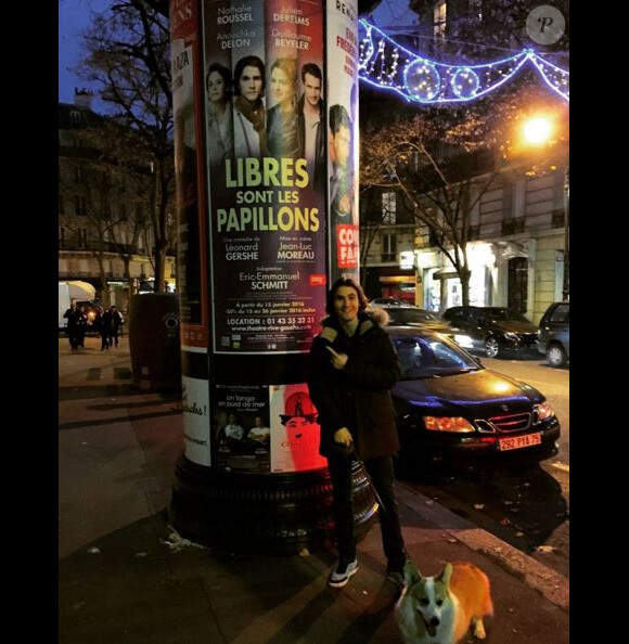 Julien Dereims pose devant l'affiche de sa pièce Libres sont les papillons, à Paris. Décembre 2015