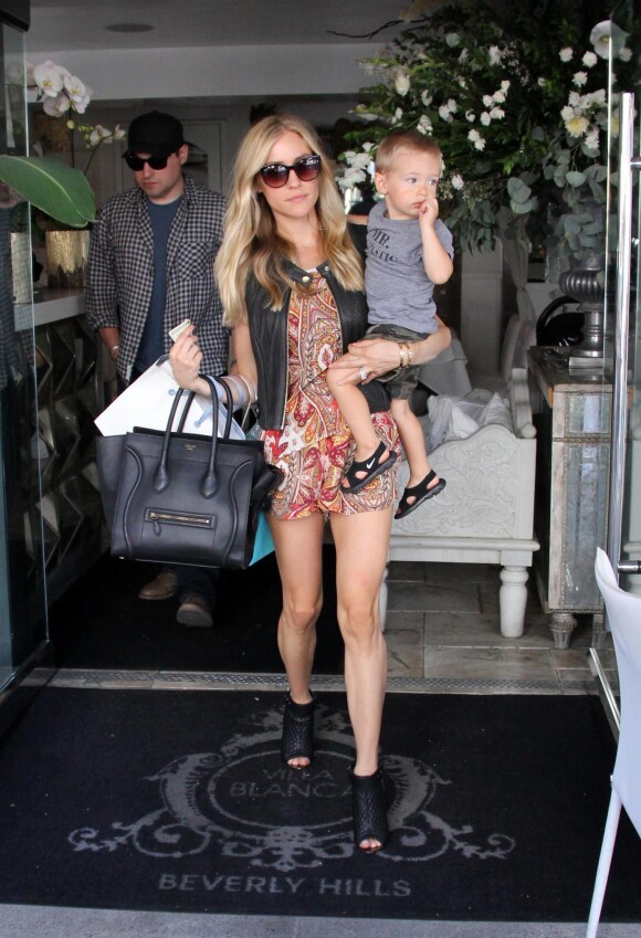 Veuillez flouter le visage de l'enfant avant publication - Kristin Cavallari déjeune avec son fils Camden dans un restaurant à Beverly Hills le 25 juillet 2014