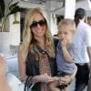 Kristin Cavallari et son fils Camden déjeunent au restaurant à Beverly Hills, le 24 juillet 2014.
