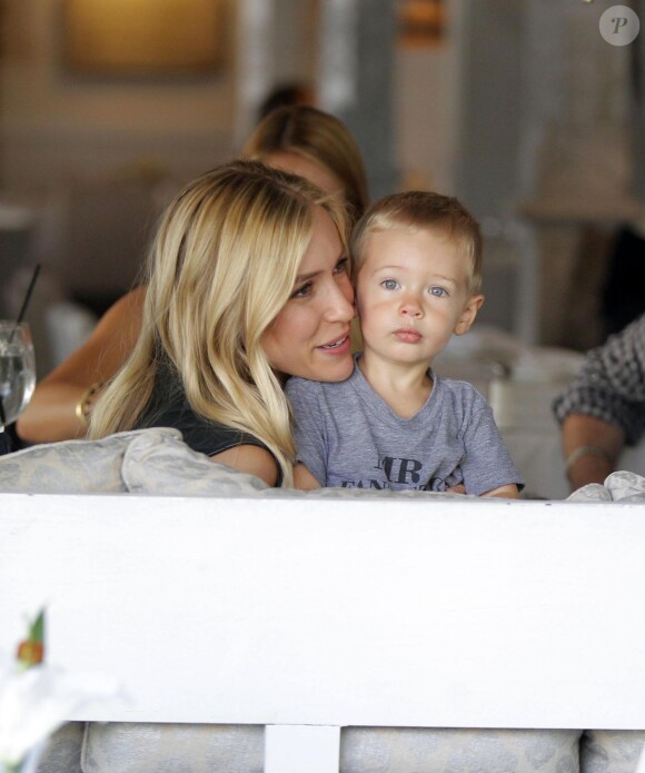 Kristin Cavallari et son fils Camden déjeunent au restaurant à Beverly Hills, le 24 juillet 2014.