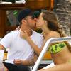 Ryan Phillippe et sa petite amie Paulina Slagter en vacances au bord de la piscine à Miami le 11 juin 2014.