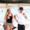 Ryan Phillippe et Paulina Slagter sur une plage de Maui, le 12 juin 2013