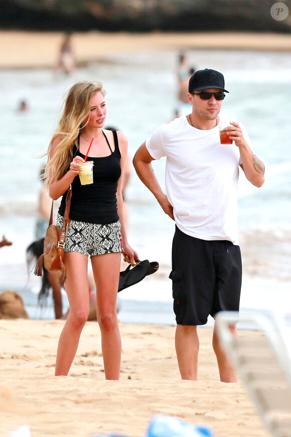 Ryan Phillippe et Paulina Slagter sur une plage de Maui, le 12 juin 2013