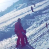Amélie Neten profite de vacances au ski avec son fils Hugo (4 ans). Décembre 2015.