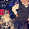 Hugo (4 ans), fils d'Amélie Neten, sur son 31 pour célébrer Noël. Décembre 2015.