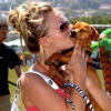 Kaley Cuoco annonce la mort de son chien Petey, sur Instagram.