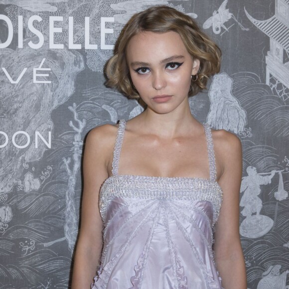 Lily-Rose Depp - Photocall lors du vernissage de l'exposition Chanel "Mademoiselle Privé" à la Galerie Saatchi à Londres, le 12 octobre 2015.