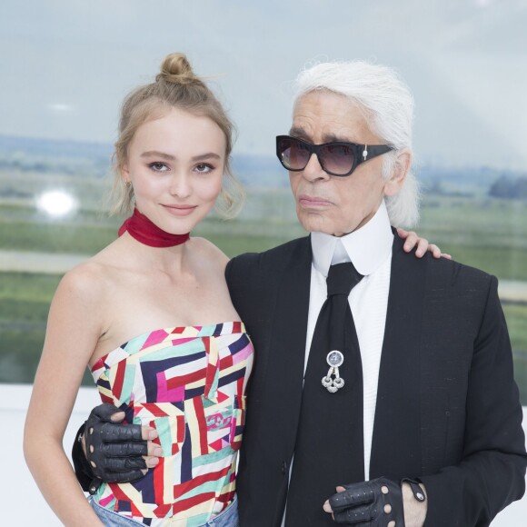 Lily-Rose Depp et Karl Lagerfeld - Backstage lors du défilé de mode "Chanel", collection prêt-à-porter printemps-été 2016, au Grand Palais à Paris le 6 Octobre 2015