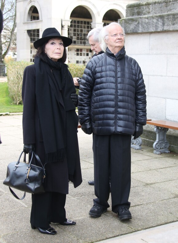 Juliette Gréco et son époux Gérard Jouannest - Obsèques de la comédienne Hélène Duc au cimetière du Père-Lachaise à Paris, le 28 novembre 2014.