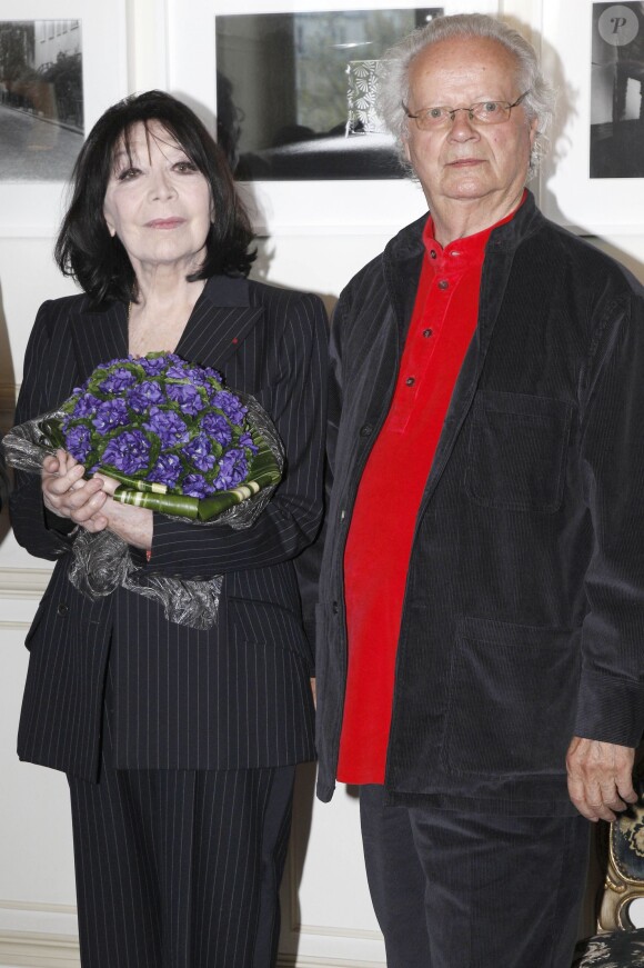 Juliette Gréco et son époux Gérard Jouannest  - Juliette Gréco récompensée à la mairie de Paris, le 12 avril 2012. 