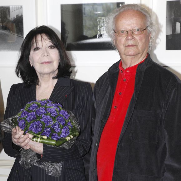 Juliette Gréco et son époux Gérard Jouannest  - Juliette Gréco récompensée à la mairie de Paris, le 12 avril 2012. 