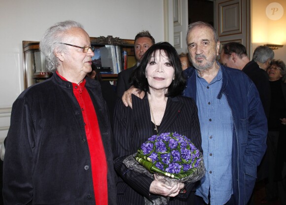 Jean-Claude Carrière, Juliette Gréco et son époux Gérard Jouannest - Juliette Gréco récompensée à la mairie de Paris, le 12 avril 2012.