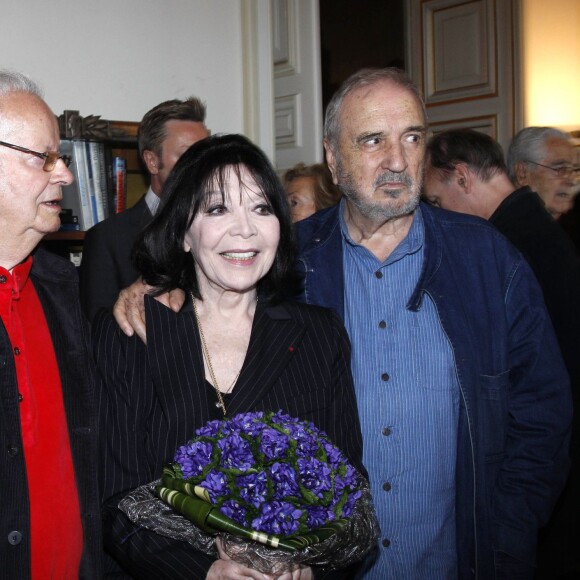 Jean-Claude Carrière, Juliette Gréco et son époux Gérard Jouannest - Juliette Gréco récompensée à la mairie de Paris, le 12 avril 2012.