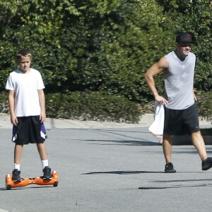 Exclusif - Ryan Phillippe s'amuse avec son fils Deacon dans les rues de Beverly Hills, le 27 septembre 2015
