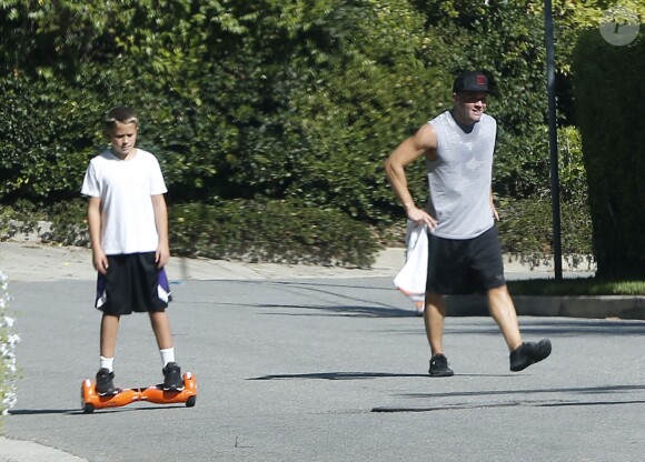 Exclusif - Ryan Phillippe s'amuse avec son fils Deacon dans les rues de Beverly Hills, le 27 septembre 2015