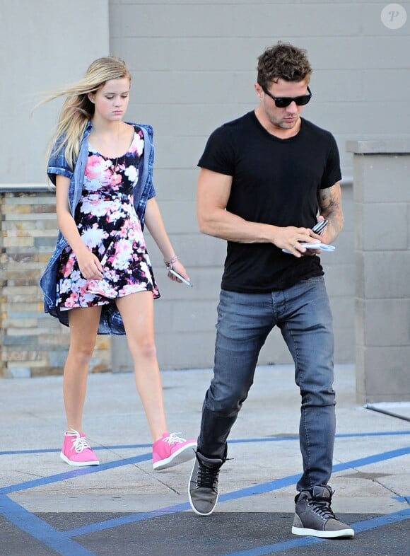 Exclusif - Reese Witherspoon a rencontré son ex-mari Ryan Phillippe et leur fille Ava à Westwood, le 4 août 2015.