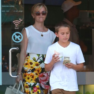 Exclusif - Reese Witherspoon et son ex-mari Ryan Phillippe se rendent à une réunion à l'école de leur fils Deacon à Brentwood, le 8 mars 2015. Ryan est arrivé peu de temps après sa compagne Paulina Slagter. Reese est ensuite allée acheter un jus de fruits avec son fils Deacon.