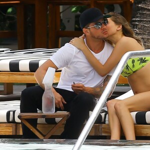 Ryan Phillippe et sa petite amie Paulina Slagter en vacances au bord de la piscine à Miami le 11 juin 2014.