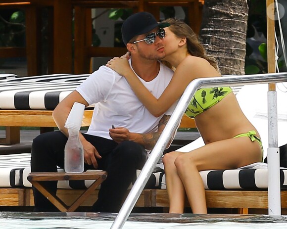 Ryan Phillippe et sa petite amie Paulina Slagter en vacances au bord de la piscine à Miami le 11 juin 2014.