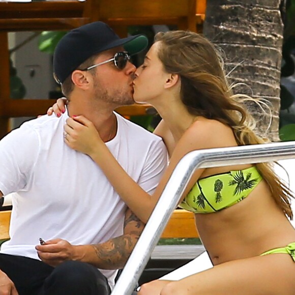 Ryan Phillippe et sa petite amie Paulina Slagter en vacances au bord de la piscine à Miami le 11 juin 2014.