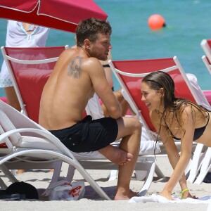 Ryan Phillippe et sa compagne Paulina Slagter profitent de la plage à Miami, le 9 juin 2014.
