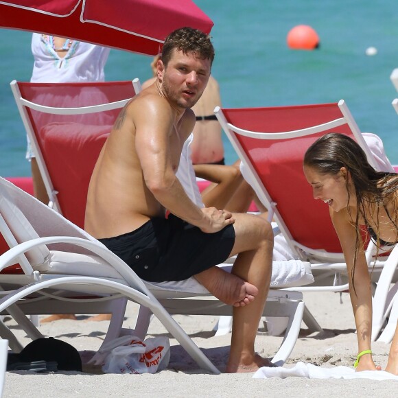 Ryan Phillippe et sa compagne Paulina Slagter profitent de la plage à Miami, le 9 juin 2014.