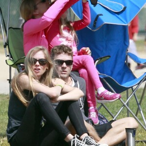 Reese Witherspoon et Ryan Phillippe regardent avec leurs compagnons respectifs leur fils Deacon jouer au football a Brentwood, le 18 mai 2013
