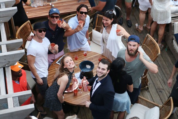Paulina Slagter, Ryan Phillippe, Carlos Miranda, Maryam Miranda et Carlos Curz au restaurant Seaspice le 27 décembre 2015