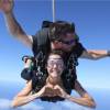 Nina Dobrev en plein saut en parachute, le 2 janvier 2016