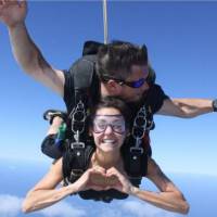 Nina Dobrev : Saut en parachute et rencontre avec les requins à Hawaï !