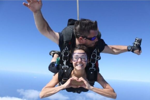 Nina Dobrev en plein saut en parachute, le 2 janvier 2016