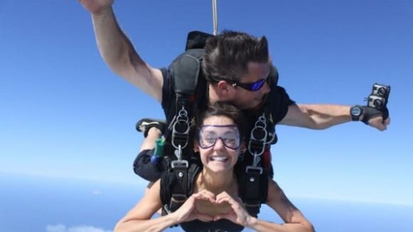 Nina Dobrev : Saut en parachute et rencontre avec les requins à Hawaï !