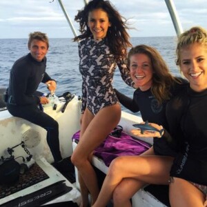 Nina Dobrev a partagé des photos de ses vacances à Hawaï, sur Instagram. Janvier 2016. Ici en virée pour nager avec les requins