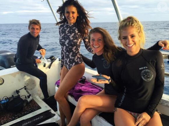 Nina Dobrev a partagé des photos de ses vacances à Hawaï, sur Instagram. Janvier 2016. Ici en virée pour nager avec les requins