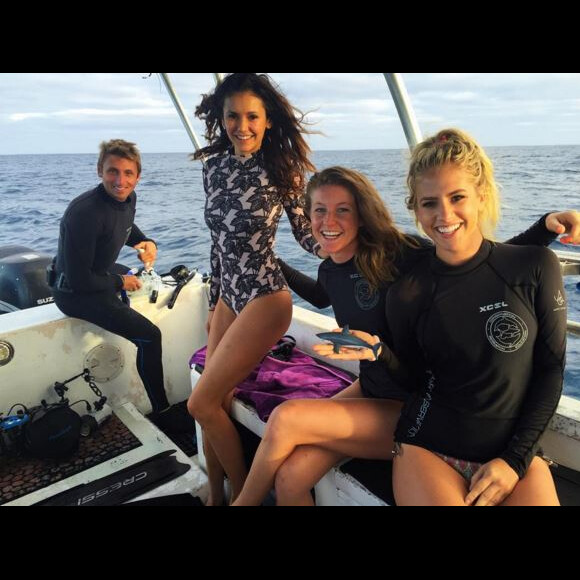 Nina Dobrev a partagé des photos de ses vacances à Hawaï, sur Instagram. Janvier 2016. Ici en virée pour nager avec les requins