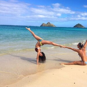 Nina Dobrev a partagé des photos de ses vacances à Hawaï, sur Instagram. Janvier 2016. Ici en séance yoga.