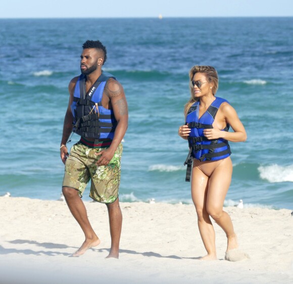 Jason Derulo et sa petite amie Daphne Joy profitent d'un après-midi ensoleillé sur la plage de Miami. Le 31 décembre 2015.