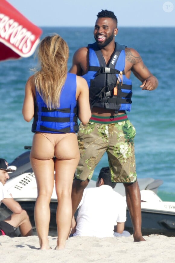 Jason Derulo et sa petite amie Daphne Joy profitent d'un après-midi ensoleillé sur la plage de Miami. Le 31 décembre 2015.