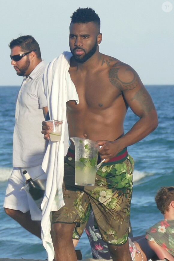 Jason Derulo et sa petite amie Daphne Joy profitent d'un après-midi ensoleillé sur la plage de Miami. Le 31 décembre 2015.