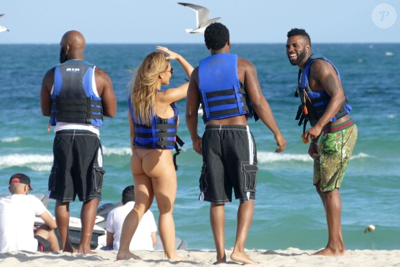 Jason Derulo et sa petite amie Daphne Joy profitent d'un après-midi ensoleillé sur la plage de Miami. Le 31 décembre 2015.