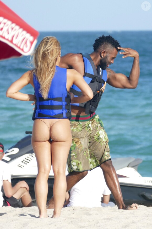 Jason Derulo et sa petite amie Daphne Joy profitent d'un après-midi ensoleillé sur la plage de Miami. Le 31 décembre 2015.